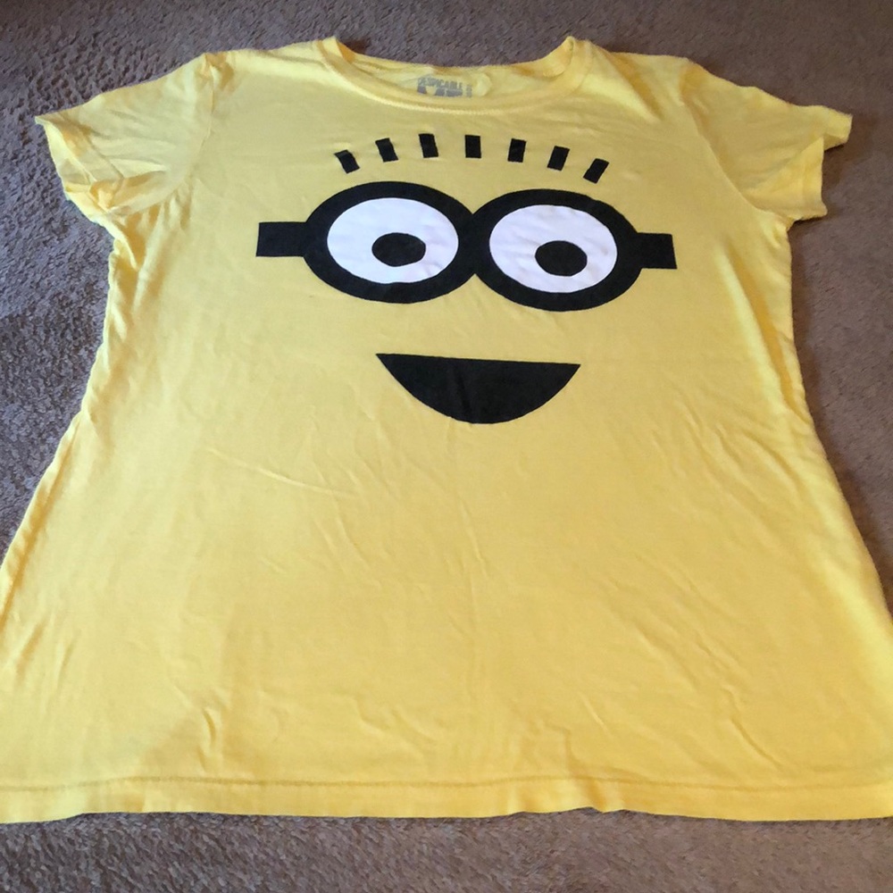 Juniors xl minion shirt